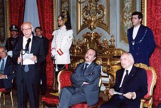 Lorenzo Del Boca, presidente della Federazione nazionale della stampa italiana, con una delegazione di partecipanti alle celebrazioni del 90° anniversario di fondazione della FINSI