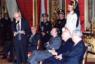 Lorenzo Del Boca, presidente della Federazione nazionale della stampa italiana, con una delegazione di partecipanti alle celebrazioni del 90° anniversario di fondazione della FINSI