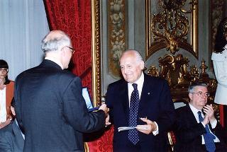 Lorenzo Del Boca, presidente della Federazione nazionale della stampa italiana, con una delegazione di partecipanti alle celebrazioni del 90° anniversario di fondazione della FINSI