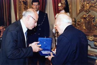 Lorenzo Del Boca, presidente della Federazione nazionale della stampa italiana, con una delegazione di partecipanti alle celebrazioni del 90° anniversario di fondazione della FINSI