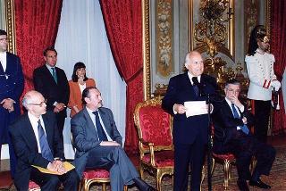 Lorenzo Del Boca, presidente della Federazione nazionale della stampa italiana, con una delegazione di partecipanti alle celebrazioni del 90° anniversario di fondazione della FINSI