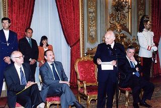Lorenzo Del Boca, presidente della Federazione nazionale della stampa italiana, con una delegazione di partecipanti alle celebrazioni del 90° anniversario di fondazione della FINSI