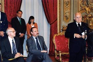 Lorenzo Del Boca, presidente della Federazione nazionale della stampa italiana, con una delegazione di partecipanti alle celebrazioni del 90° anniversario di fondazione della FINSI