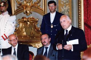 Lorenzo Del Boca, presidente della Federazione nazionale della stampa italiana, con una delegazione di partecipanti alle celebrazioni del 90° anniversario di fondazione della FINSI