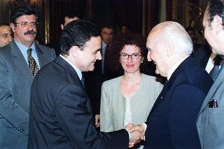 Lorenzo Del Boca, presidente della Federazione nazionale della stampa italiana, con una delegazione di partecipanti alle celebrazioni del 90° anniversario di fondazione della FINSI