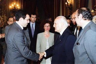 Lorenzo Del Boca, presidente della Federazione nazionale della stampa italiana, con una delegazione di partecipanti alle celebrazioni del 90° anniversario di fondazione della FINSI