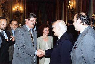 Lorenzo Del Boca, presidente della Federazione nazionale della stampa italiana, con una delegazione di partecipanti alle celebrazioni del 90° anniversario di fondazione della FINSI