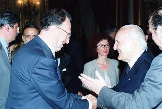Lorenzo Del Boca, presidente della Federazione nazionale della stampa italiana, con una delegazione di partecipanti alle celebrazioni del 90° anniversario di fondazione della FINSI