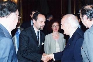 Lorenzo Del Boca, presidente della Federazione nazionale della stampa italiana, con una delegazione di partecipanti alle celebrazioni del 90° anniversario di fondazione della FINSI