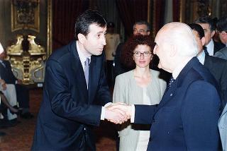 Lorenzo Del Boca, presidente della Federazione nazionale della stampa italiana, con una delegazione di partecipanti alle celebrazioni del 90° anniversario di fondazione della FINSI