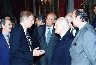 Lorenzo Del Boca, presidente della Federazione nazionale della stampa italiana, con una delegazione di partecipanti alle celebrazioni del 90° anniversario di fondazione della FINSI