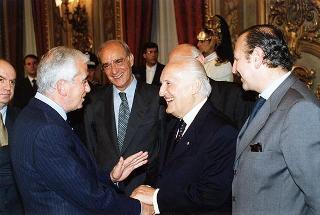 Lorenzo Del Boca, presidente della Federazione nazionale della stampa italiana, con una delegazione di partecipanti alle celebrazioni del 90° anniversario di fondazione della FINSI