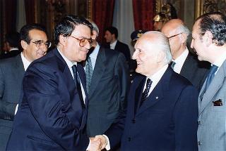 Lorenzo Del Boca, presidente della Federazione nazionale della stampa italiana, con una delegazione di partecipanti alle celebrazioni del 90° anniversario di fondazione della FINSI