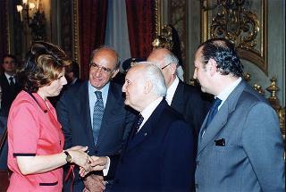 Lorenzo Del Boca, presidente della Federazione nazionale della stampa italiana, con una delegazione di partecipanti alle celebrazioni del 90° anniversario di fondazione della FINSI