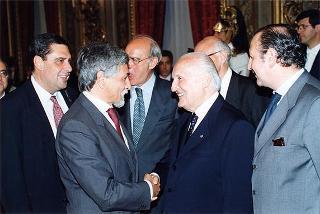 Lorenzo Del Boca, presidente della Federazione nazionale della stampa italiana, con una delegazione di partecipanti alle celebrazioni del 90° anniversario di fondazione della FINSI