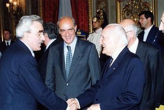 Lorenzo Del Boca, presidente della Federazione nazionale della stampa italiana, con una delegazione di partecipanti alle celebrazioni del 90° anniversario di fondazione della FINSI