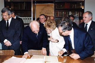Torino: intervento del Presidente della Repubblica alla cerimonia inaugurale del III Congresso internazionale di studi sulla Sindone ed alla celebrazione del 50° anniversario dell'elezione di Luigi Einaudi alla Presidenza della Repubblica