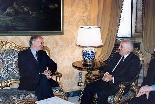Cerimonia di consegna del Premio "Presidente della Repubblica 1998" dell'Accademia Nazionale di San Luca al maestro Nunzio Di Stefano