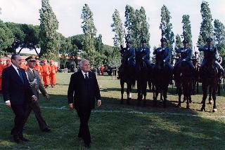 Castelporziano: cerimonia di consegna da parte del Presidente della Repubblica della Medaglia d'Oro al Valor Civile al Corpo Forestale dello Stato