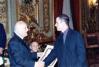 On. Bartolo Ciccardini, presidente dell'Associazione &quot;Ciao Italia&quot; e gli insigniti del 1998 della Targa di &quot;Ristorante italiano nel mondo&quot;