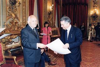 On. Bartolo Ciccardini, presidente dell'Associazione &quot;Ciao Italia&quot; e gli insigniti del 1998 della Targa di &quot;Ristorante italiano nel mondo&quot;