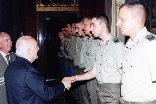 Delegazione di ufficiali e militari di truppa del I Reggimento Granatieri di Sardegna, in servizio di guardia d'onore al Palazzo del Quirinale