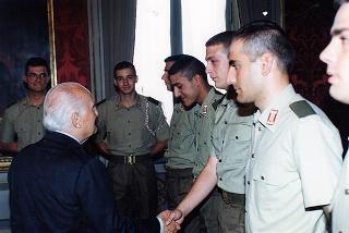 Delegazione di ufficiali e militari di truppa del I Reggimento Granatieri di Sardegna, in servizio di guardia d'onore al Palazzo del Quirinale