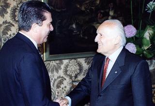 Federico Major, direttore generale dell'UNESCO, vincitore del Premio "Colombe d'oro per la pace", con l'on. Luigi Anderlini, presidente dell'Archivio Disarmo