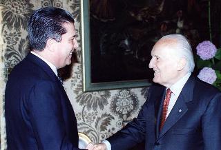 Federico Major, direttore generale dell'UNESCO, vincitore del Premio "Colombe d'oro per la pace", con l'on. Luigi Anderlini, presidente dell'Archivio Disarmo