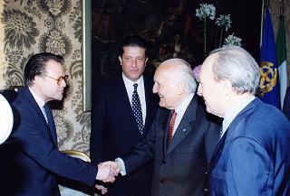Federico Major, direttore generale dell'UNESCO, vincitore del Premio "Colombe d'oro per la pace", con l'on. Luigi Anderlini, presidente dell'Archivio Disarmo