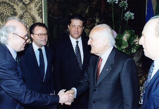 Federico Major, direttore generale dell'UNESCO, vincitore del Premio "Colombe d'oro per la pace", con l'on. Luigi Anderlini, presidente dell'Archivio Disarmo