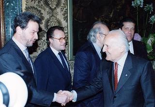 Federico Major, direttore generale dell'UNESCO, vincitore del Premio "Colombe d'oro per la pace", con l'on. Luigi Anderlini, presidente dell'Archivio Disarmo