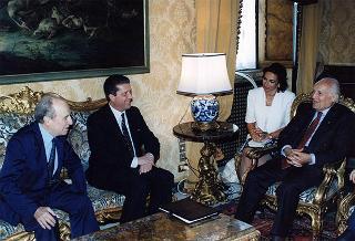 Federico Major, direttore generale dell'UNESCO, vincitore del Premio "Colombe d'oro per la pace", con l'on. Luigi Anderlini, presidente dell'Archivio Disarmo