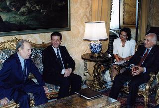 Federico Major, direttore generale dell'UNESCO, vincitore del Premio "Colombe d'oro per la pace", con l'on. Luigi Anderlini, presidente dell'Archivio Disarmo