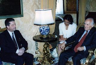 Federico Major, direttore generale dell'UNESCO, vincitore del Premio "Colombe d'oro per la pace", con l'on. Luigi Anderlini, presidente dell'Archivio Disarmo