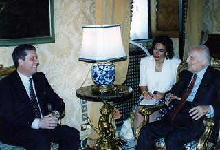 Federico Major, direttore generale dell'UNESCO, vincitore del Premio "Colombe d'oro per la pace", con l'on. Luigi Anderlini, presidente dell'Archivio Disarmo