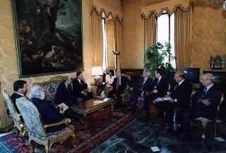 Federico Major, direttore generale dell'UNESCO, vincitore del Premio "Colombe d'oro per la pace", con l'on. Luigi Anderlini, presidente dell'Archivio Disarmo