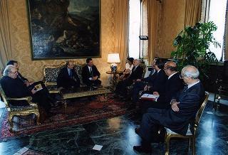 Federico Major, direttore generale dell'UNESCO, vincitore del Premio "Colombe d'oro per la pace", con l'on. Luigi Anderlini, presidente dell'Archivio Disarmo