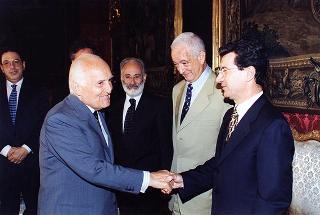 Il Presidente della Repubblica Oscar Luigi Scalfaro incontra Vannino Chiti, presidente della Giunta regionale toscana e presidente della Conferenza delle Regioni periferiche e marittime, con una delegazione della CRPM, per presentare il volume: "Euroland-Civiland"