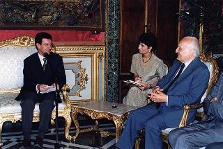 Il Presidente della Repubblica Oscar Luigi Scalfaro incontra Vannino Chiti, presidente della Giunta regionale toscana e presidente della Conferenza delle Regioni periferiche e marittime, con una delegazione della CRPM, per presentare il volume: "Euroland-Civiland"
