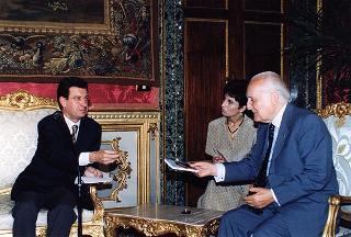 Il Presidente della Repubblica Oscar Luigi Scalfaro incontra Vannino Chiti, presidente della Giunta regionale toscana e presidente della Conferenza delle Regioni periferiche e marittime, con una delegazione della CRPM, per presentare il volume: "Euroland-Civiland"