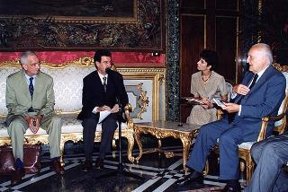 Il Presidente della Repubblica Oscar Luigi Scalfaro incontra Vannino Chiti, presidente della Giunta regionale toscana e presidente della Conferenza delle Regioni periferiche e marittime, con una delegazione della CRPM, per presentare il volume: "Euroland-Civiland"