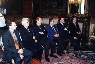 Il Presidente della Repubblica Oscar Luigi Scalfaro incontra Vannino Chiti, presidente della Giunta regionale toscana e presidente della Conferenza delle Regioni periferiche e marittime, con una delegazione della CRPM, per presentare il volume: "Euroland-Civiland"