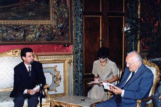 Il Presidente della Repubblica Oscar Luigi Scalfaro incontra Vannino Chiti, presidente della Giunta regionale toscana e presidente della Conferenza delle Regioni periferiche e marittime, con una delegazione della CRPM, per presentare il volume: "Euroland-Civiland"