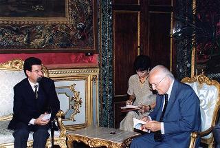 Il Presidente della Repubblica Oscar Luigi Scalfaro incontra Vannino Chiti, presidente della Giunta regionale toscana e presidente della Conferenza delle Regioni periferiche e marittime, con una delegazione della CRPM, per presentare il volume: "Euroland-Civiland"