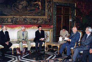 Il Presidente della Repubblica Oscar Luigi Scalfaro incontra Vannino Chiti, presidente della Giunta regionale toscana e presidente della Conferenza delle Regioni periferiche e marittime, con una delegazione della CRPM, per presentare il volume: "Euroland-Civiland"