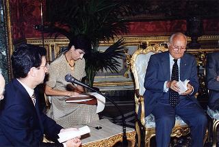 Il Presidente della Repubblica Oscar Luigi Scalfaro incontra Vannino Chiti, presidente della Giunta regionale toscana e presidente della Conferenza delle Regioni periferiche e marittime, con una delegazione della CRPM, per presentare il volume: "Euroland-Civiland"