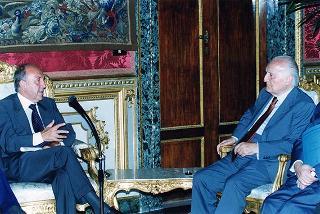 Luciano Mancini, presidente dell'Ente nazionale di assistenza al volo, con i dirigenti dell'ENAV