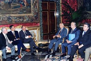 Luciano Mancini, presidente dell'Ente nazionale di assistenza al volo, con i dirigenti dell'ENAV
