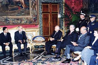 Enzo Iacopino, presidente dell'Associazione della stampa parlamentare, con una delegazione del sodalizio